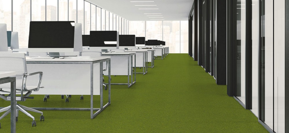 Зеленый иглопробивной ковролин в офисе